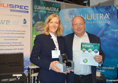 Anna Whittaker en John van der Hoeven van Milispec hadden een kleine, portable bacterietester voor irrigatiewater meegebracht waarmee het mogelijk is om binnen twee uur te bepalen of én welke bacterie er precies in welke hoeveelheid in het water zit.